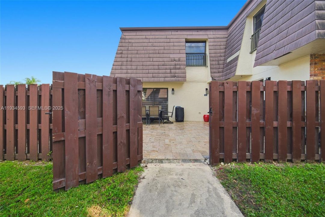 For Sale: $335,000 (2 beds, 2 baths, 1284 Square Feet)