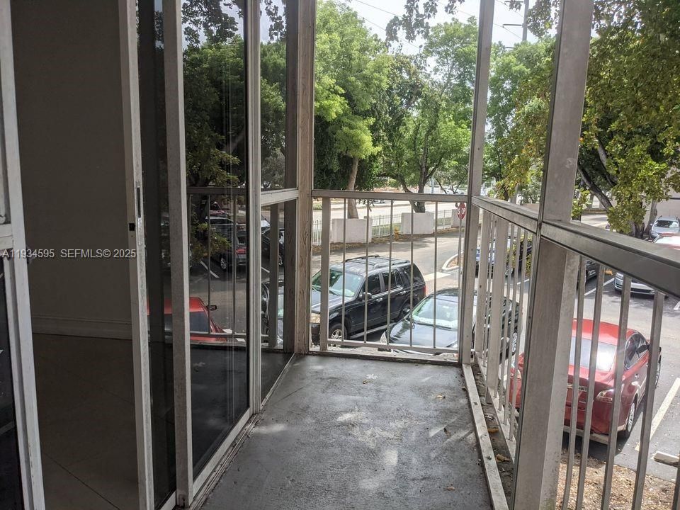 For Rent: $2,250 (2 beds, 2 baths, 925 Square Feet)