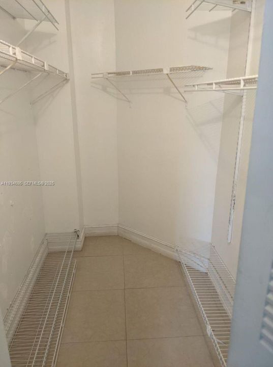 For Rent: $2,250 (2 beds, 2 baths, 925 Square Feet)