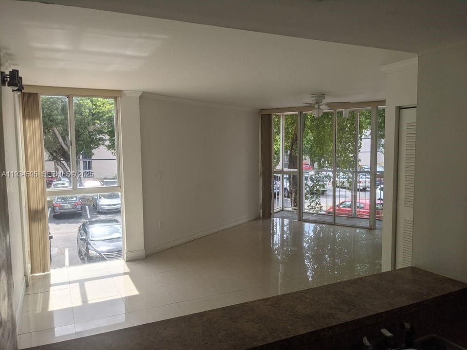 For Rent: $2,250 (2 beds, 2 baths, 925 Square Feet)