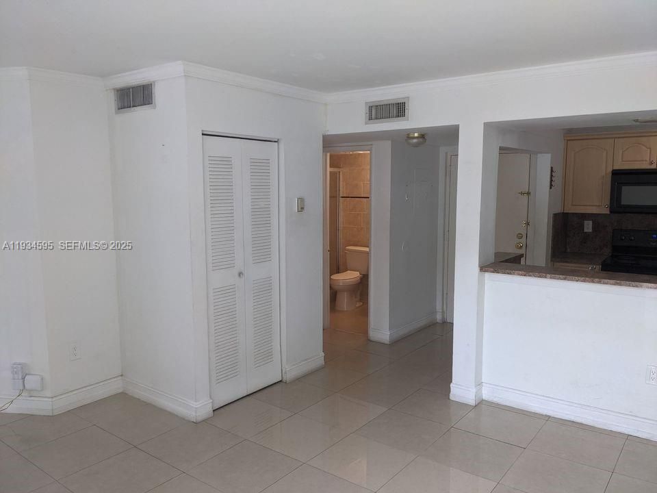 For Rent: $2,250 (2 beds, 2 baths, 925 Square Feet)