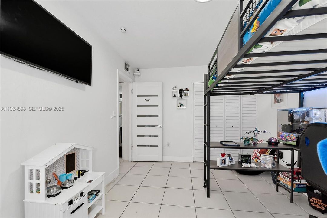 For Rent: $3,100 (3 beds, 2 baths, 1170 Square Feet)