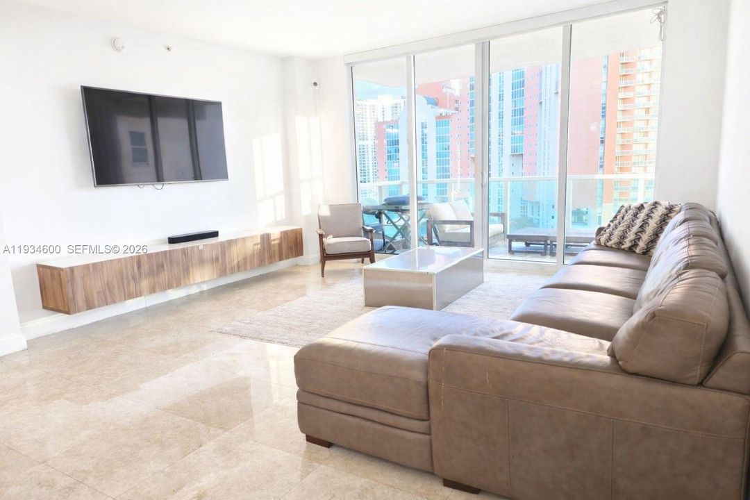 待售: $735,000 (2 贝兹, 2 浴室, 1730 平方英尺)