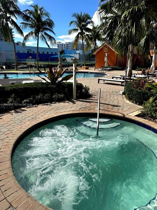 待售: $735,000 (2 贝兹, 2 浴室, 1730 平方英尺)