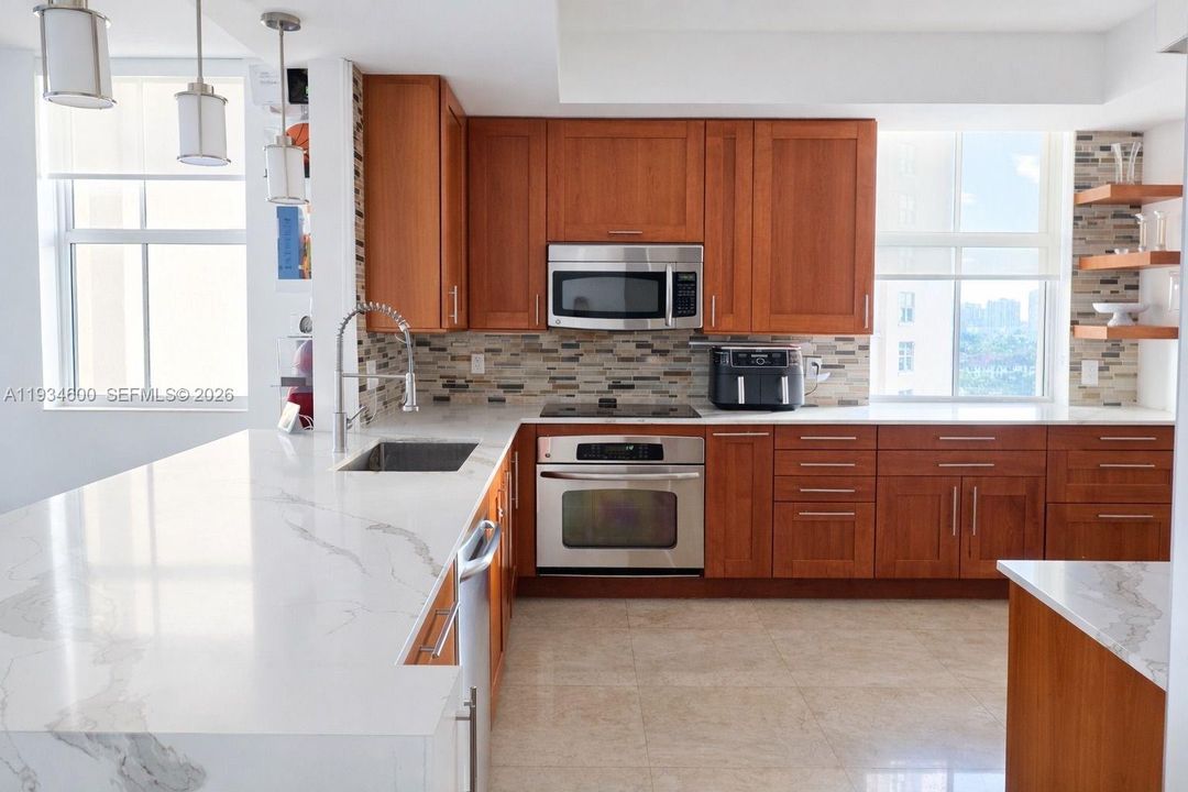 待售: $735,000 (2 贝兹, 2 浴室, 1730 平方英尺)