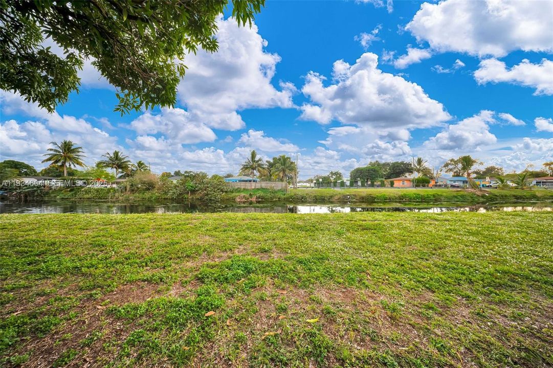 For Sale: $705,000 (4 beds, 2 baths, 1871 Square Feet)