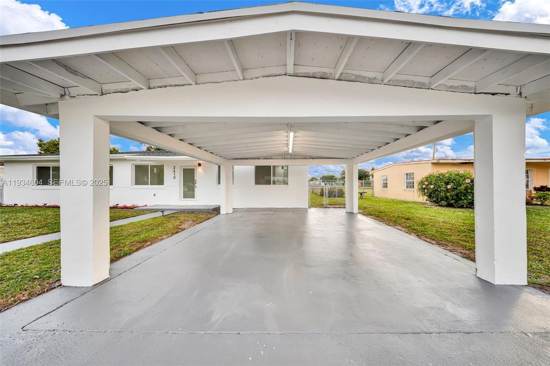 For Sale: $705,000 (4 beds, 2 baths, 1871 Square Feet)