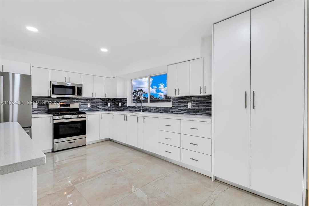 For Sale: $705,000 (4 beds, 2 baths, 1871 Square Feet)