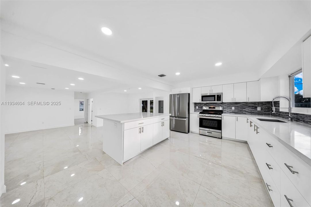 For Sale: $705,000 (4 beds, 2 baths, 1871 Square Feet)