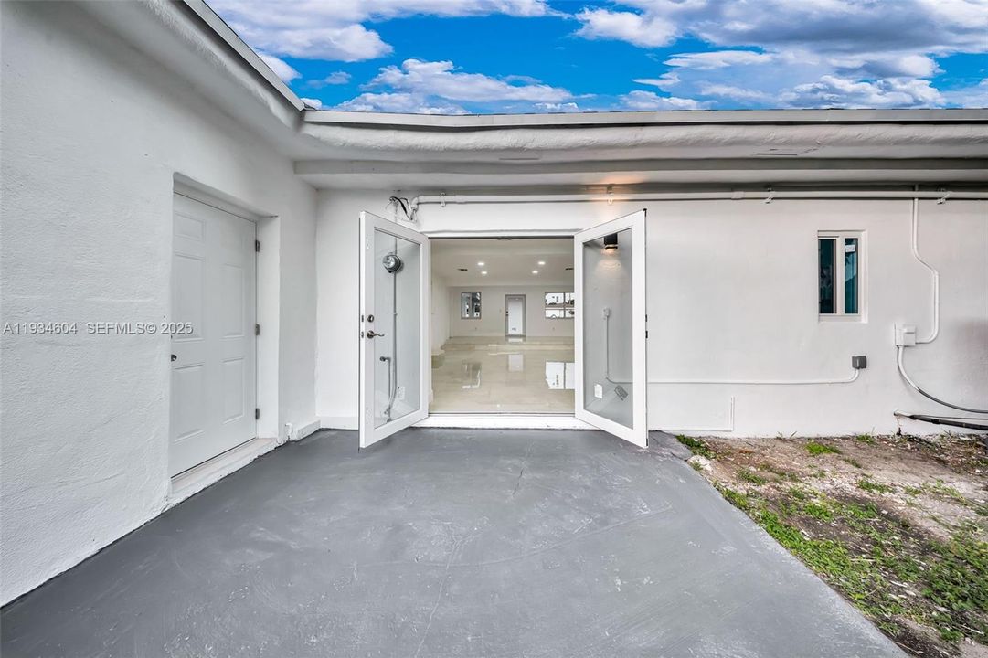 For Sale: $705,000 (4 beds, 2 baths, 1871 Square Feet)