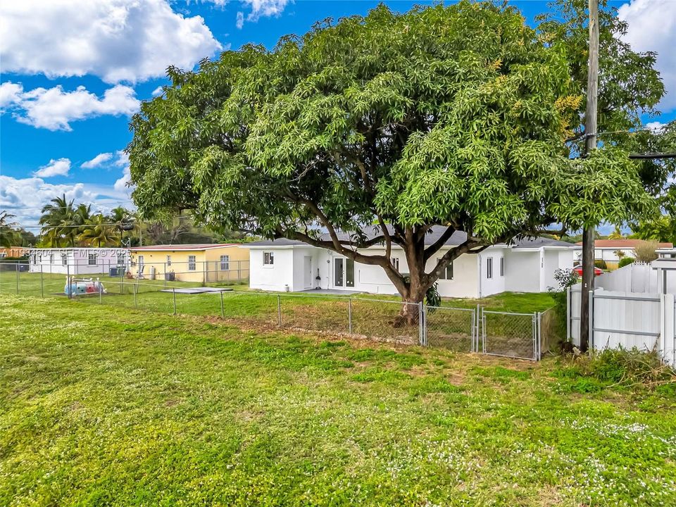 For Sale: $705,000 (4 beds, 2 baths, 1871 Square Feet)