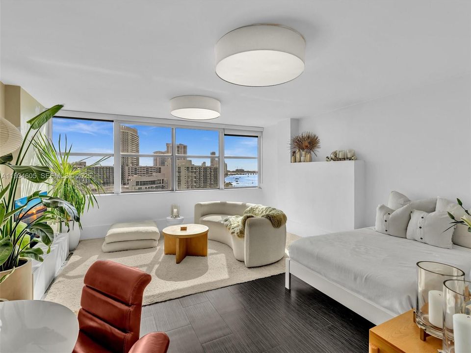 For Rent: $3,000 (0 beds, 1 baths, 592 Square Feet)