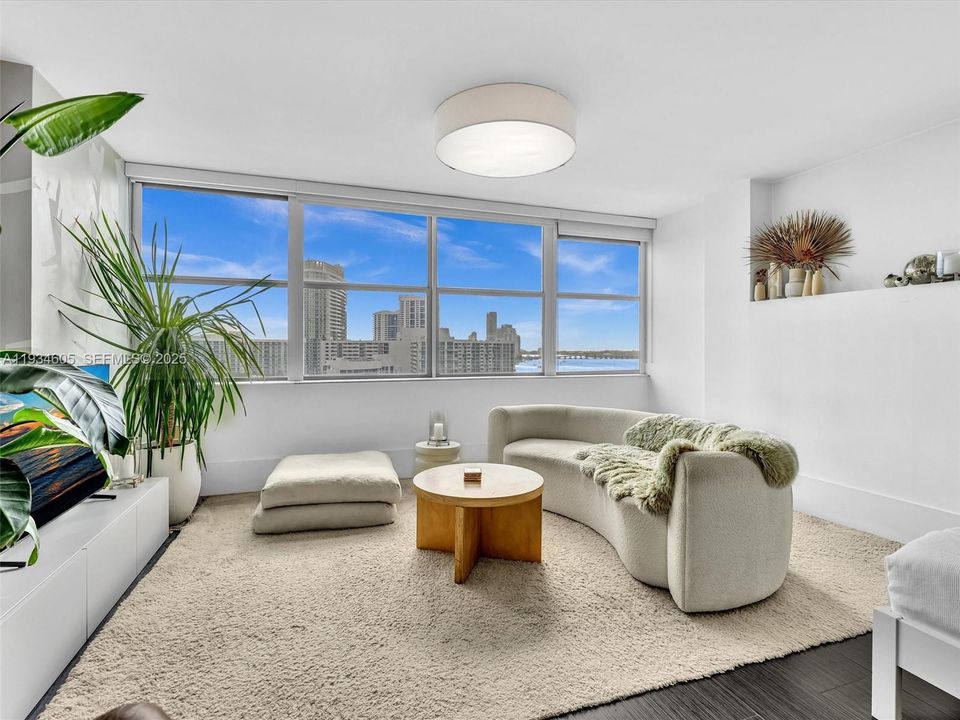 For Rent: $3,000 (0 beds, 1 baths, 592 Square Feet)