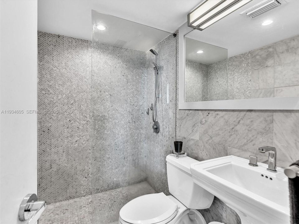 For Rent: $3,000 (0 beds, 1 baths, 592 Square Feet)