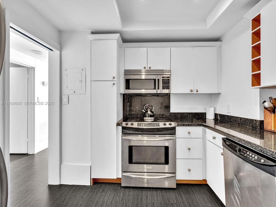 For Rent: $3,000 (0 beds, 1 baths, 592 Square Feet)