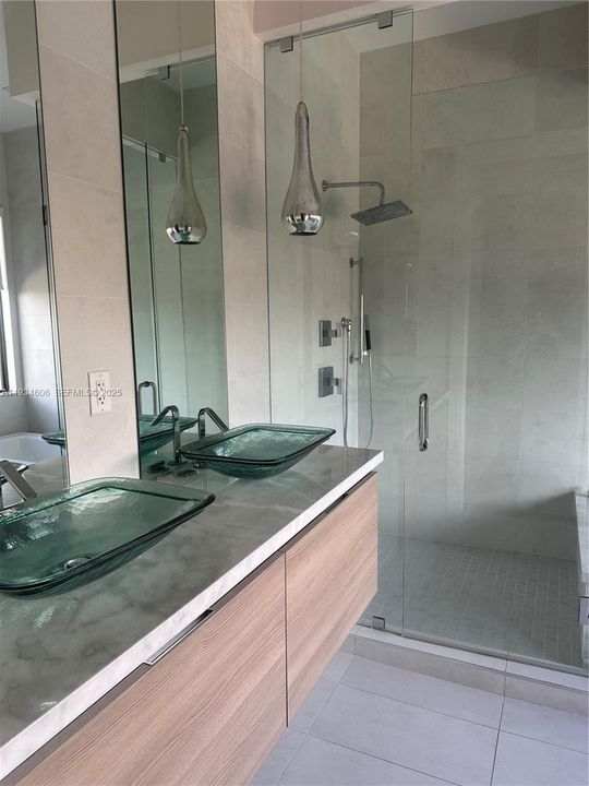 出租: $6,500 (4 贝兹, 3 浴室, 2844 平方英尺)