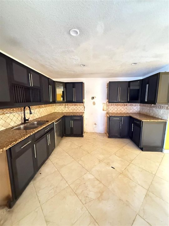 For Sale: $1,650,000 (3 beds, 2 baths, 1790 Square Feet)