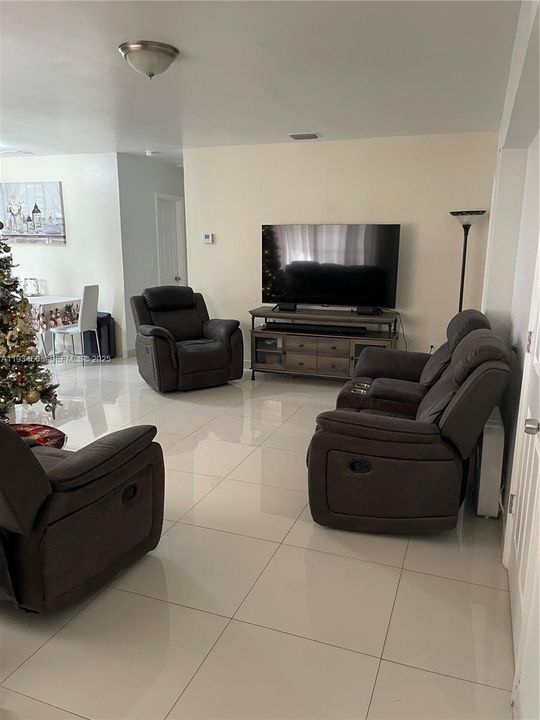 For Rent: $3,500 (4 beds, 2 baths, 1653 Square Feet)