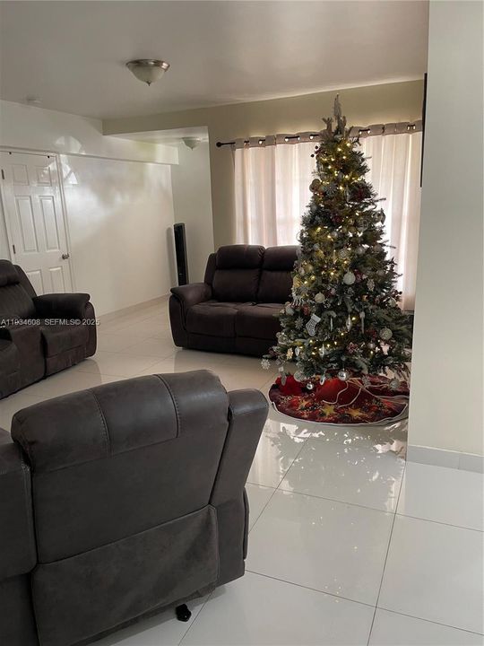 For Rent: $3,500 (4 beds, 2 baths, 1653 Square Feet)