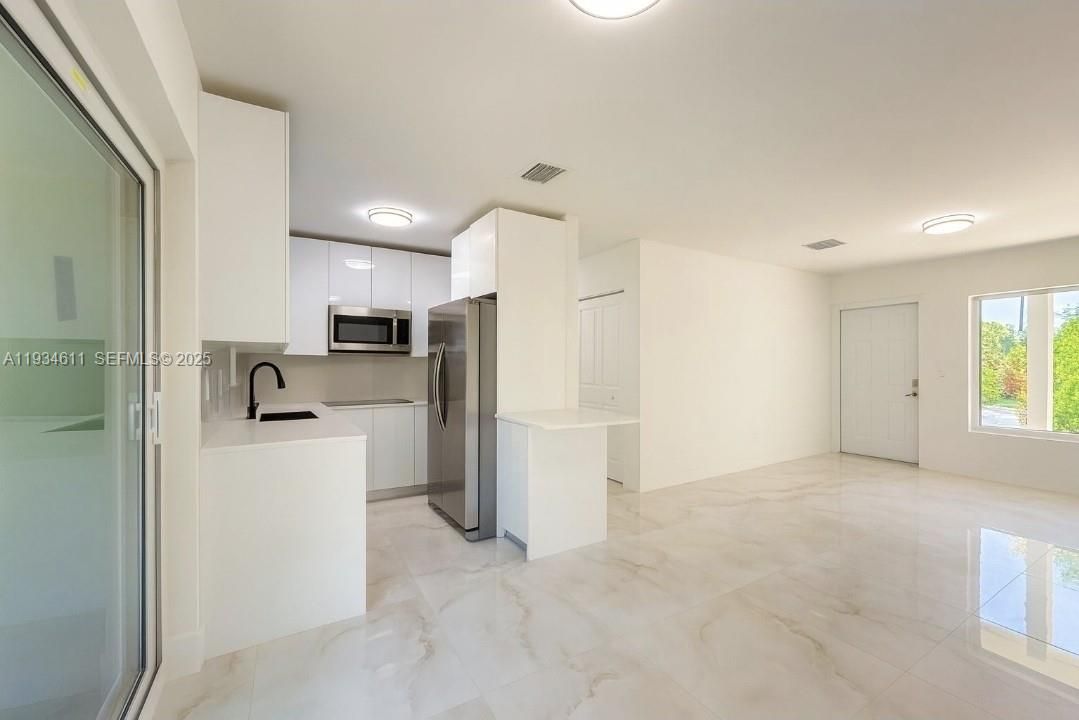 В аренду: $3,000 (3 спален, 1 ванн, 994 Квадратных фут)