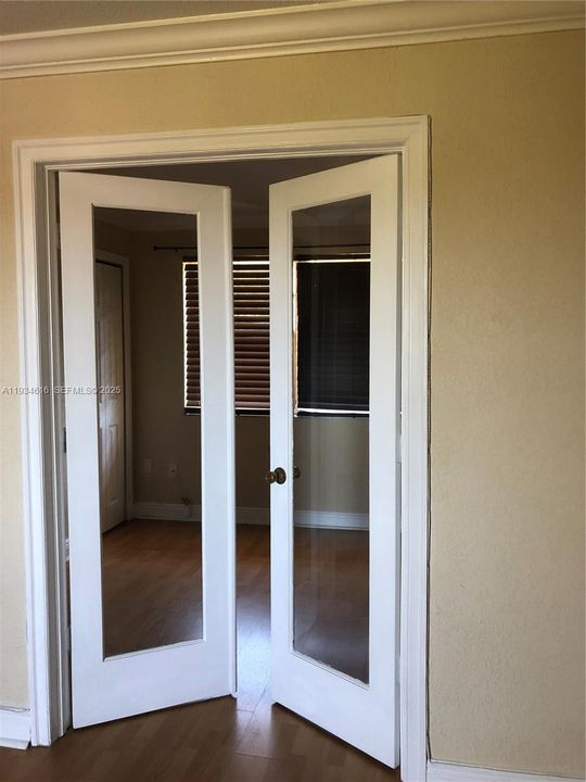 For Sale: $190,000 (1 beds, 1 baths, 664 Square Feet)