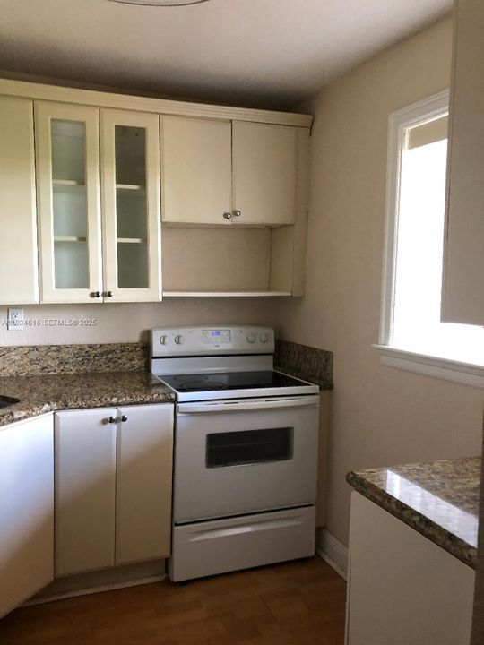 For Sale: $190,000 (1 beds, 1 baths, 664 Square Feet)