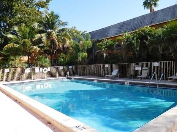 For Sale: $190,000 (1 beds, 1 baths, 664 Square Feet)