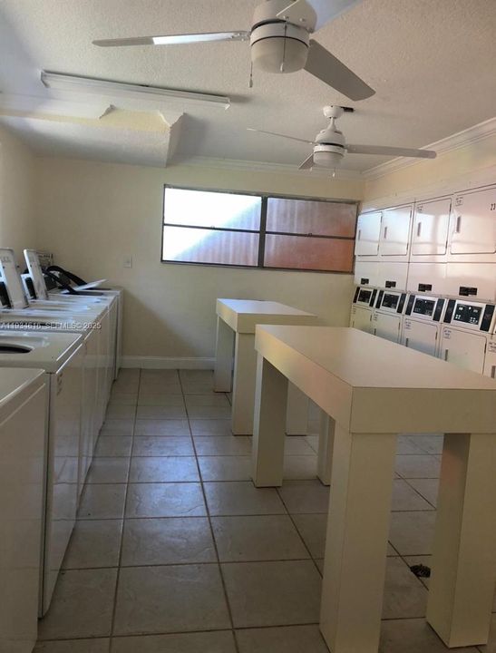 For Sale: $190,000 (1 beds, 1 baths, 664 Square Feet)