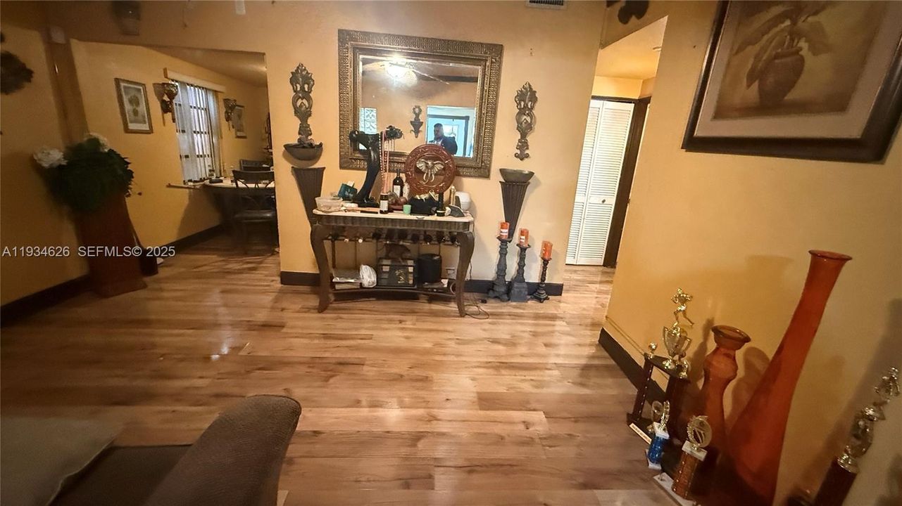 : $375,000 (2 beds, 1 baths, 998 Square Feet)