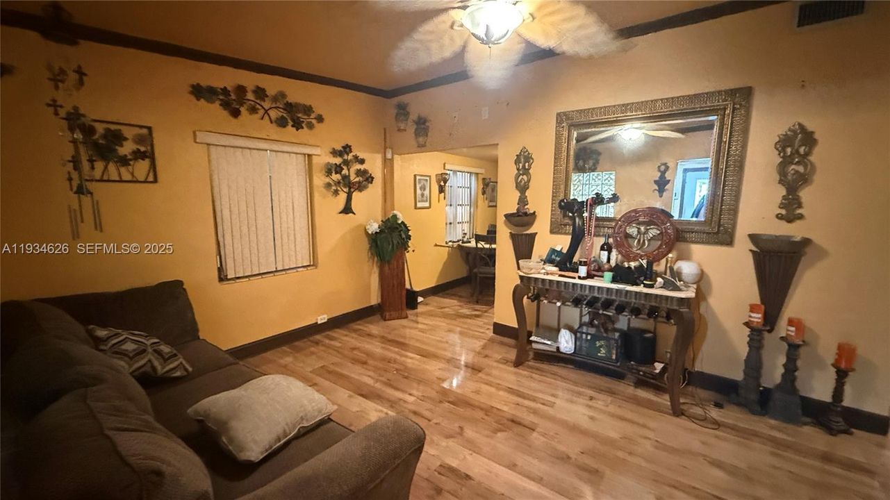 : $375,000 (2 beds, 1 baths, 998 Square Feet)