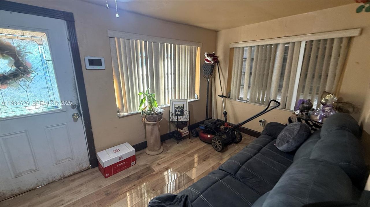 : $375,000 (2 beds, 1 baths, 998 Square Feet)