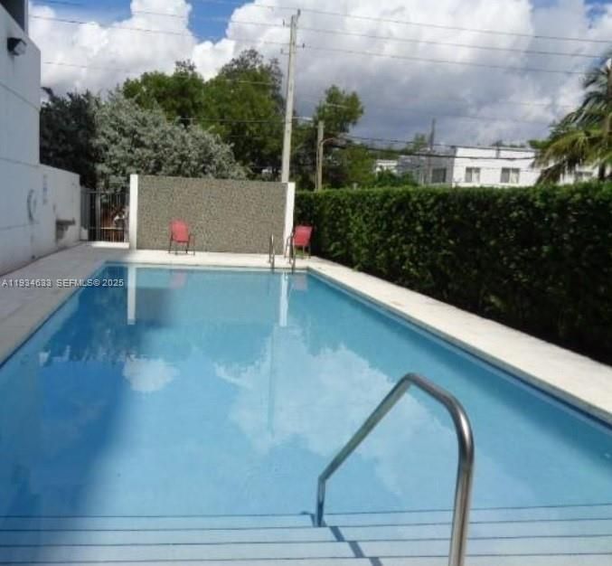 待售: $349,000 (2 贝兹, 2 浴室, 950 平方英尺)