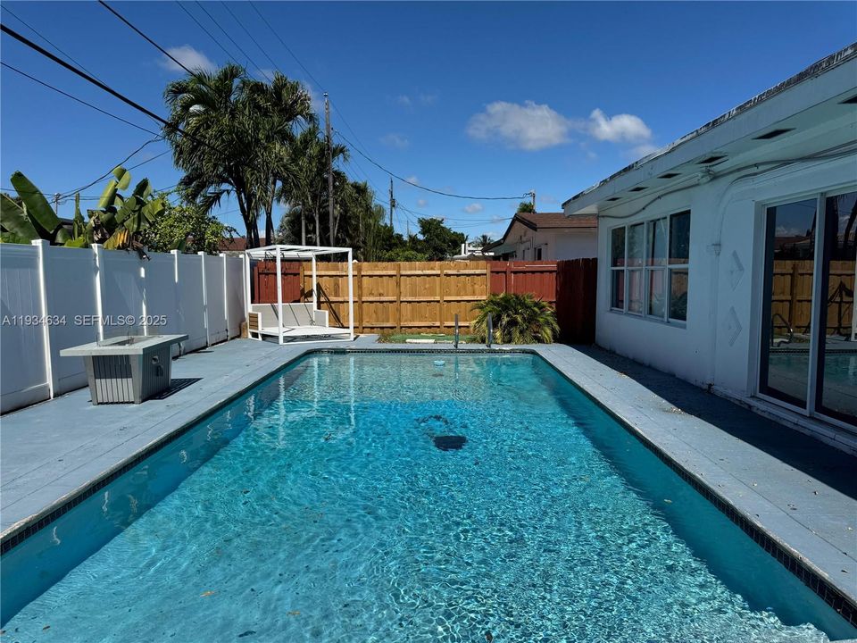 For Rent: $4,800 (3 beds, 2 baths, 1830 Square Feet)