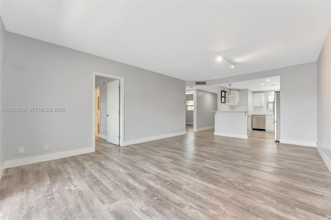 For Rent: $2,600 (2 beds, 1 baths, 900 Square Feet)