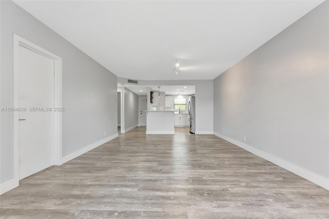 For Rent: $2,600 (2 beds, 1 baths, 900 Square Feet)