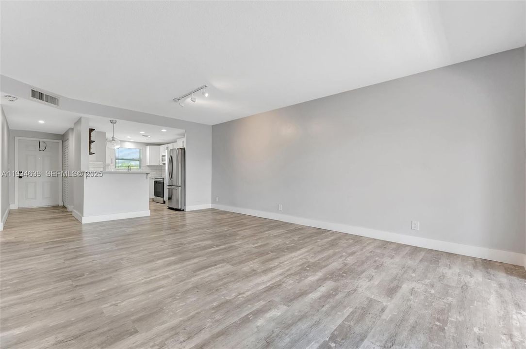 For Rent: $2,600 (2 beds, 1 baths, 900 Square Feet)