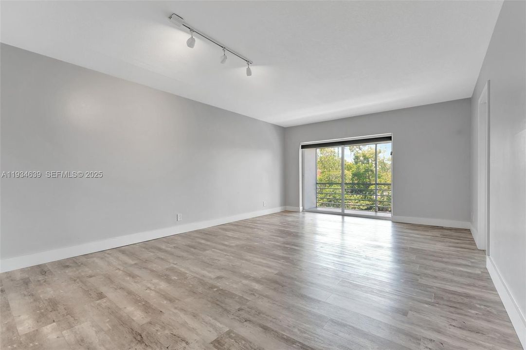 For Rent: $2,600 (2 beds, 1 baths, 900 Square Feet)