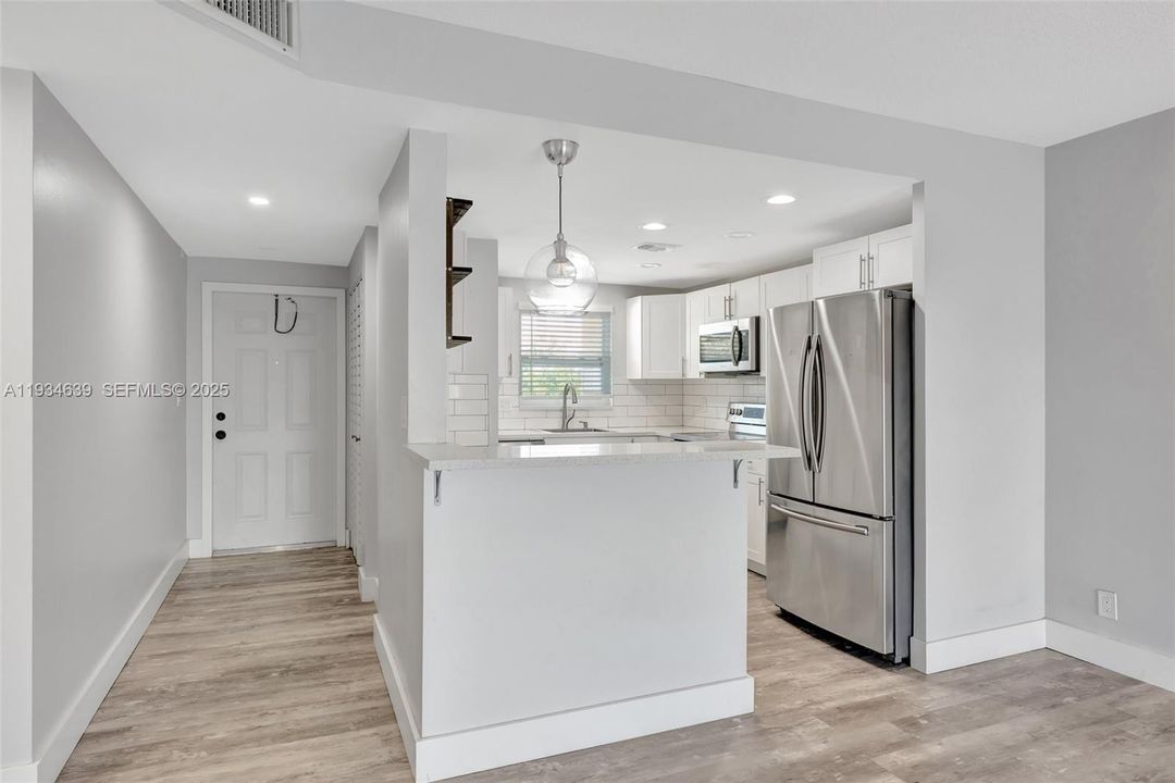 For Rent: $2,600 (2 beds, 1 baths, 900 Square Feet)