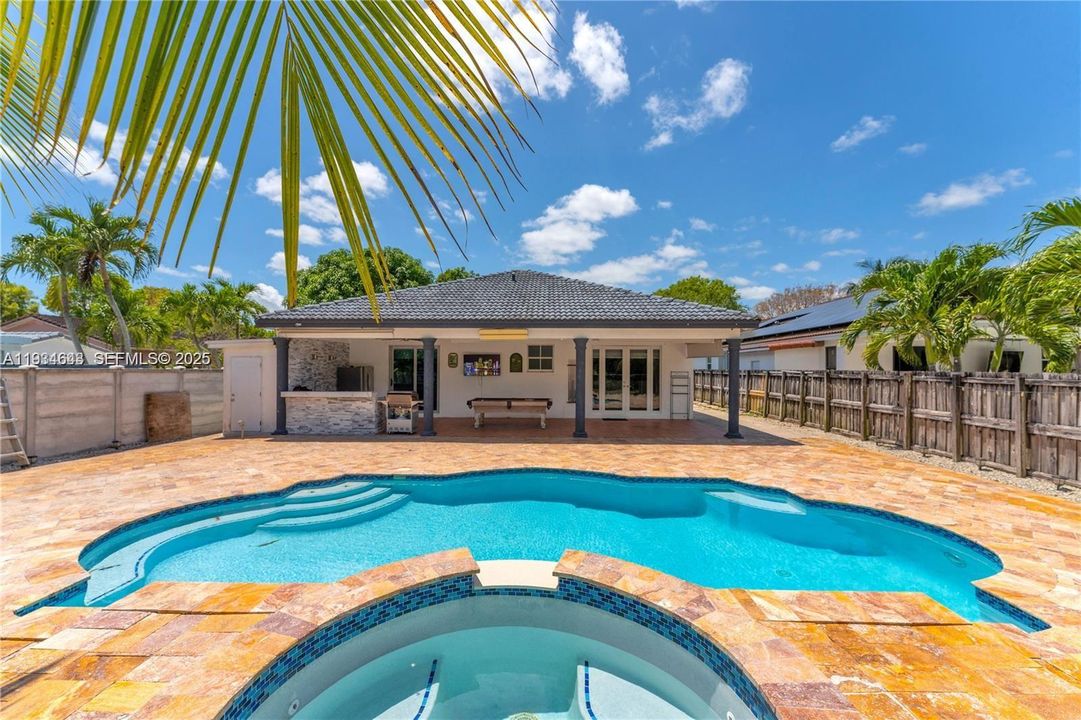 En Venta: $770,000 (4 camas, 3 baños, 1765 Pies cuadrados)