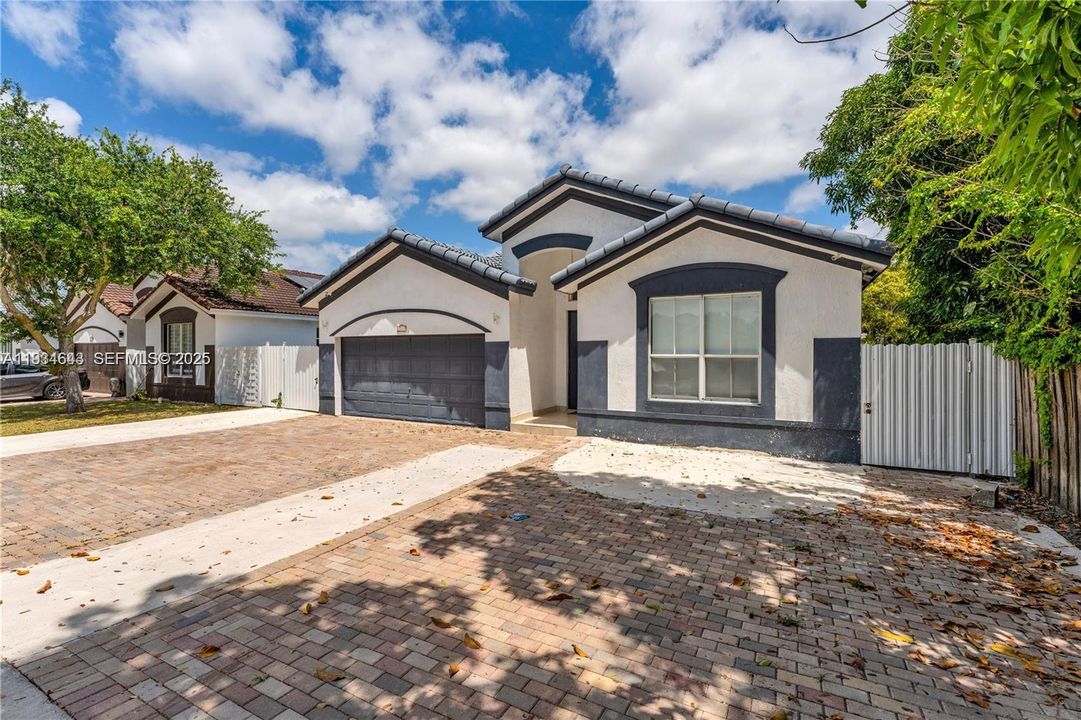 En Venta: $770,000 (4 camas, 3 baños, 1765 Pies cuadrados)