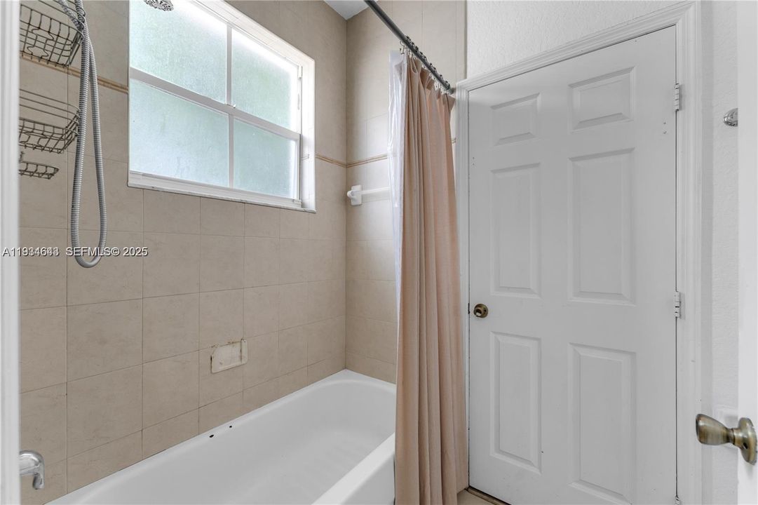 En Venta: $770,000 (4 camas, 3 baños, 1765 Pies cuadrados)