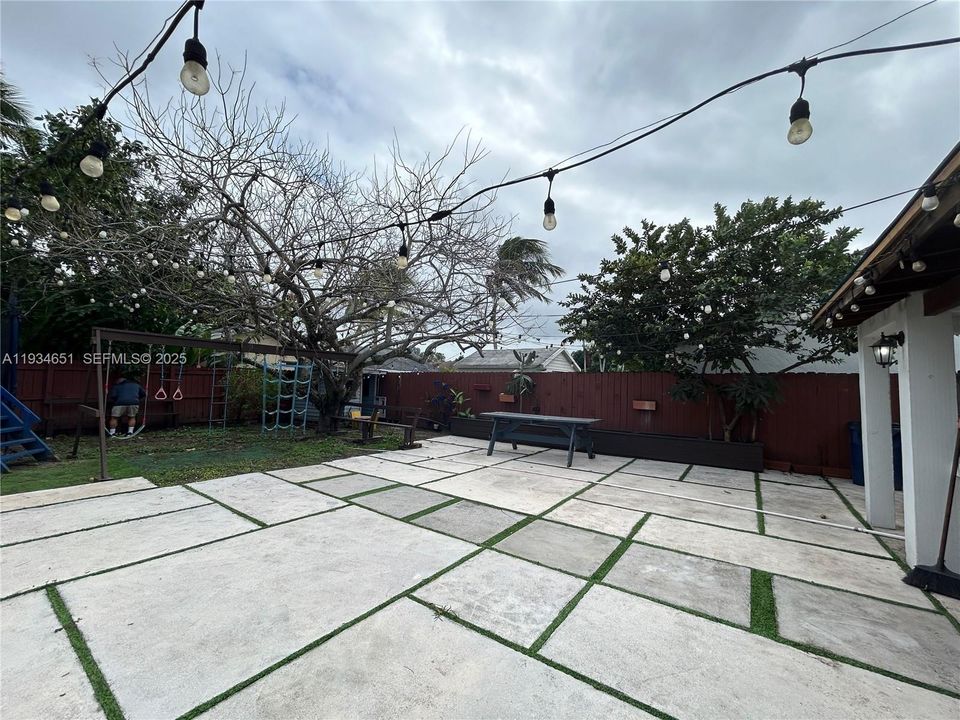 For Rent: $2,900 (2 beds, 1 baths, 1625 Square Feet)