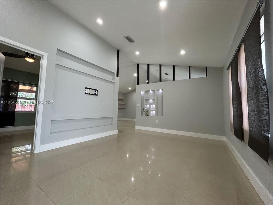 For Rent: $2,900 (2 beds, 1 baths, 1625 Square Feet)