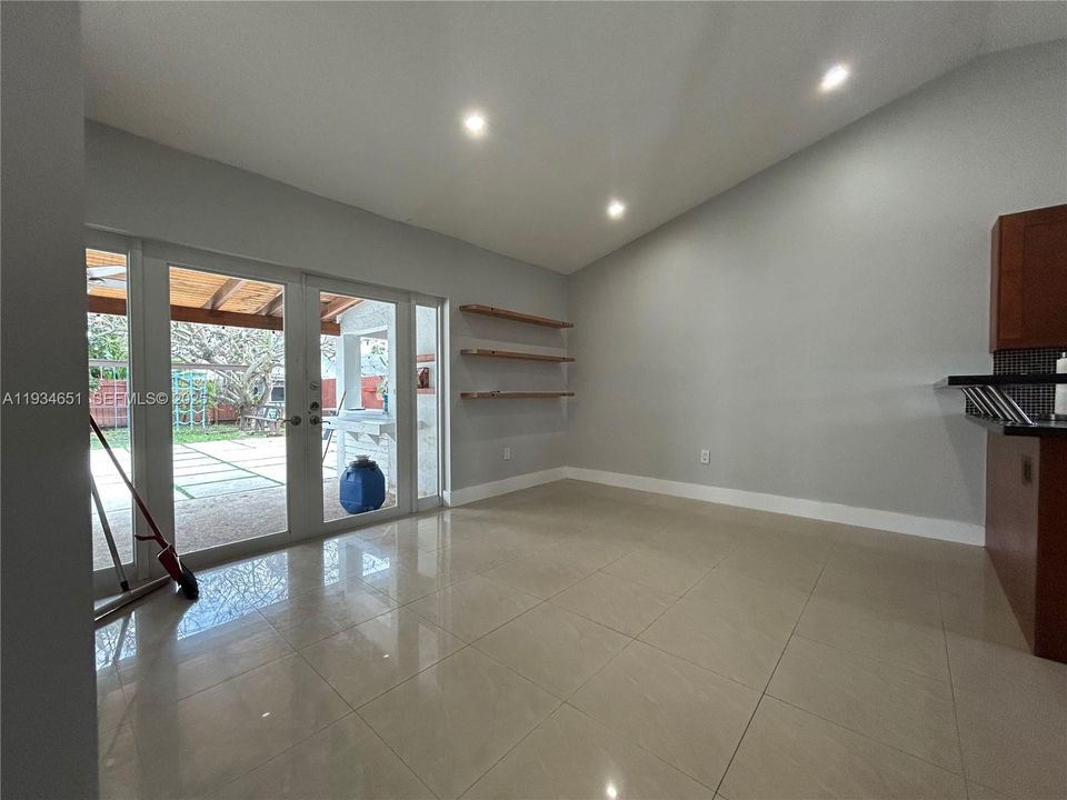 For Rent: $2,900 (2 beds, 1 baths, 1625 Square Feet)