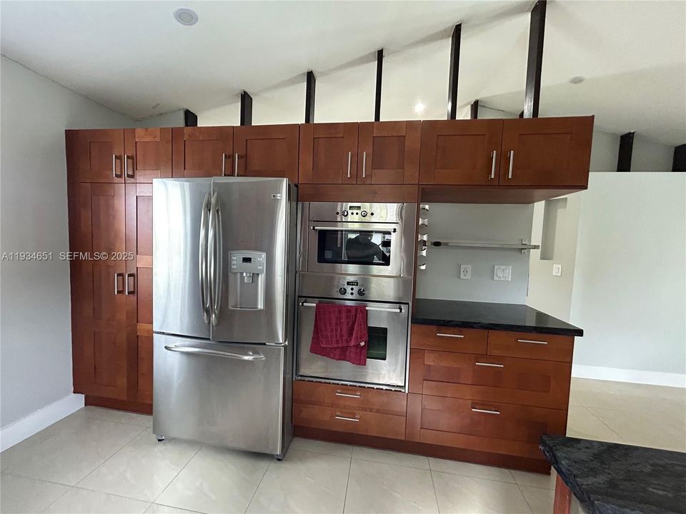 For Rent: $2,900 (2 beds, 1 baths, 1625 Square Feet)
