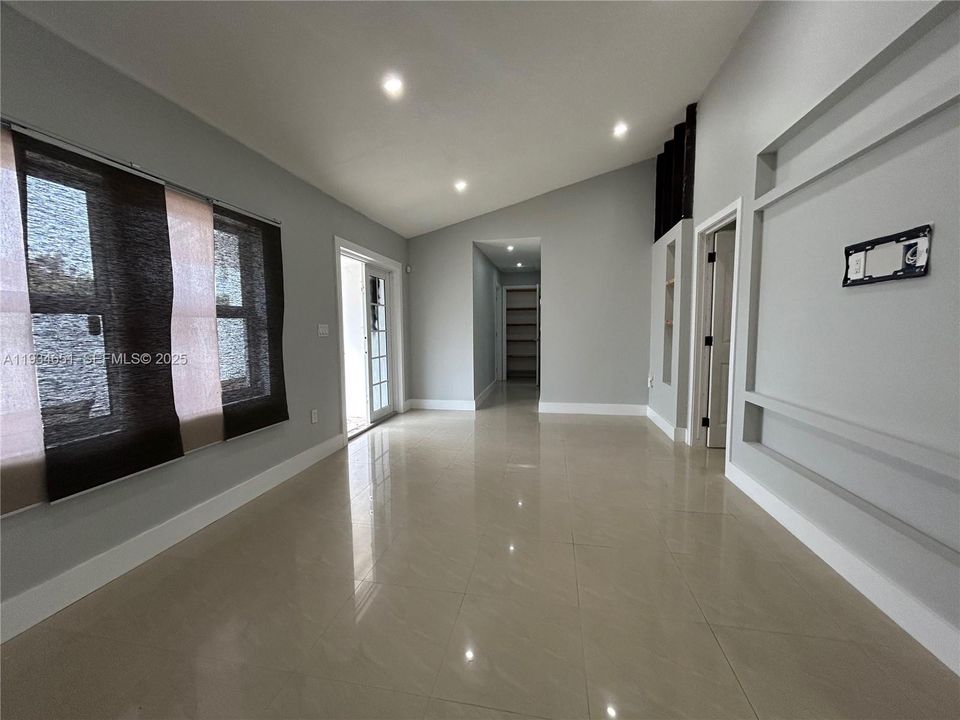 For Rent: $2,900 (2 beds, 1 baths, 1625 Square Feet)