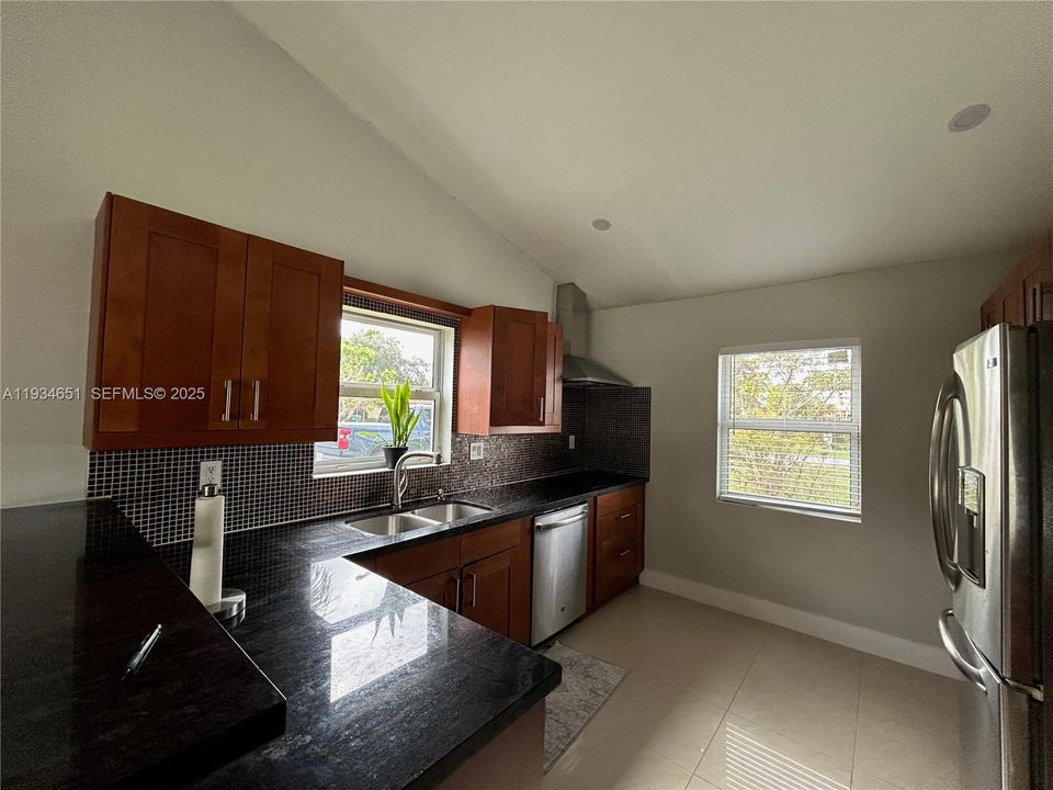 For Rent: $2,900 (2 beds, 1 baths, 1625 Square Feet)