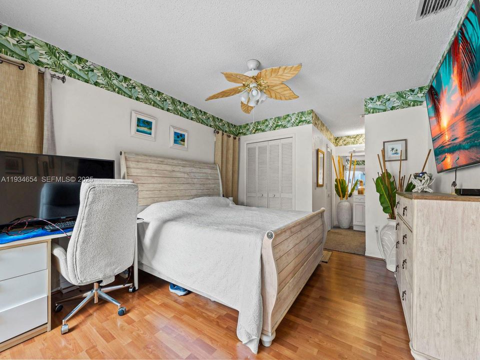 For Sale: $550,000 (3 beds, 2 baths, 1566 Square Feet)