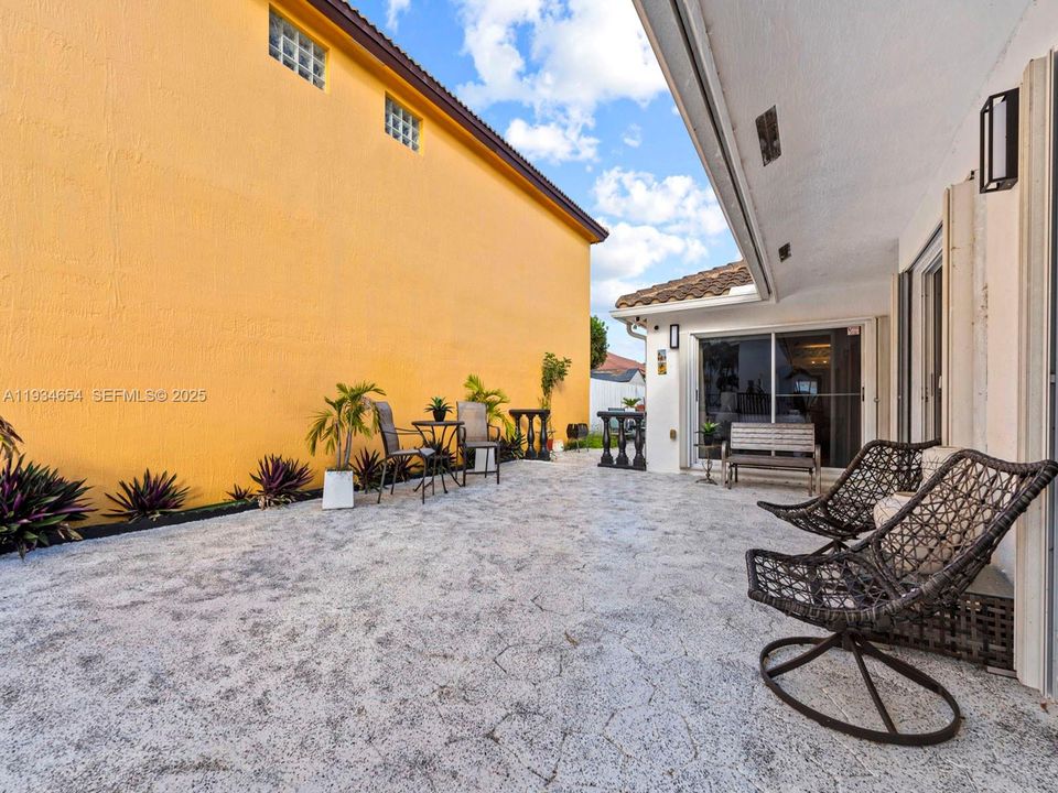 For Sale: $550,000 (3 beds, 2 baths, 1566 Square Feet)