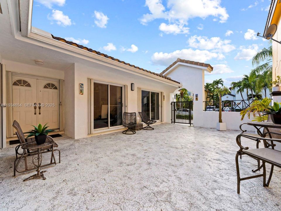 For Sale: $550,000 (3 beds, 2 baths, 1566 Square Feet)